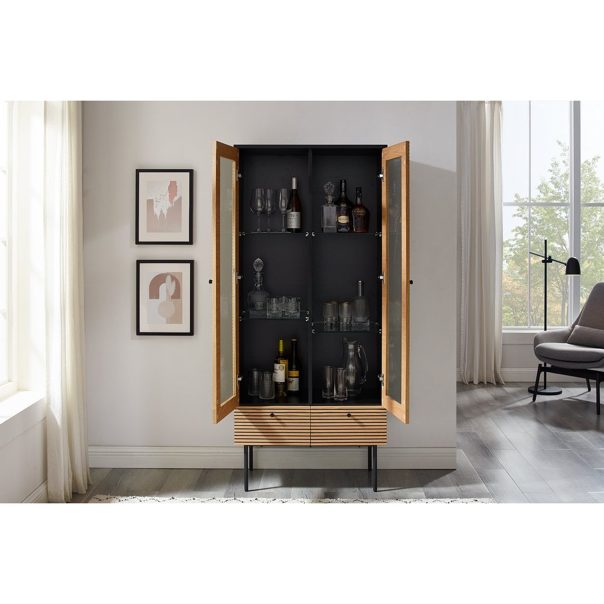 Vitrine mit Eichenfront, 43 × 79 × 179 cm | VIA X SELECTION