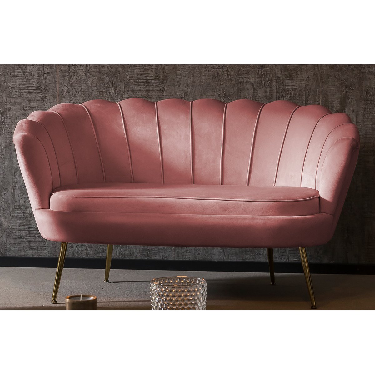 Muschelsofa aus roséfarbenem Samt mit goldfarbenem Metallgestell | VIA X SELECTION