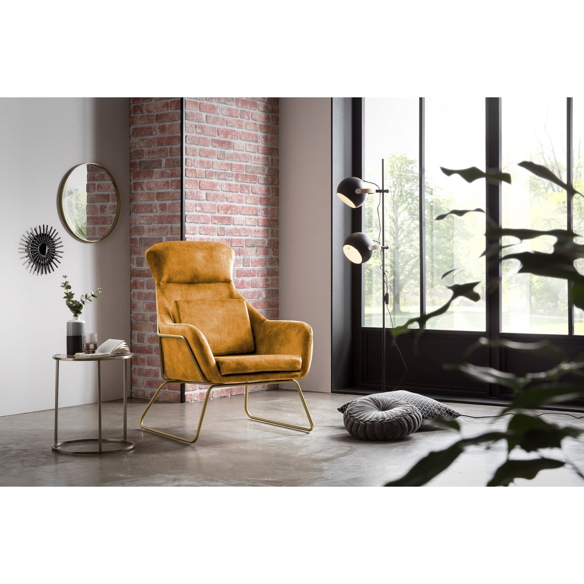 Relaxsessel aus Velours gold mit messingfarbenem Gestell | VIA X SELECTION