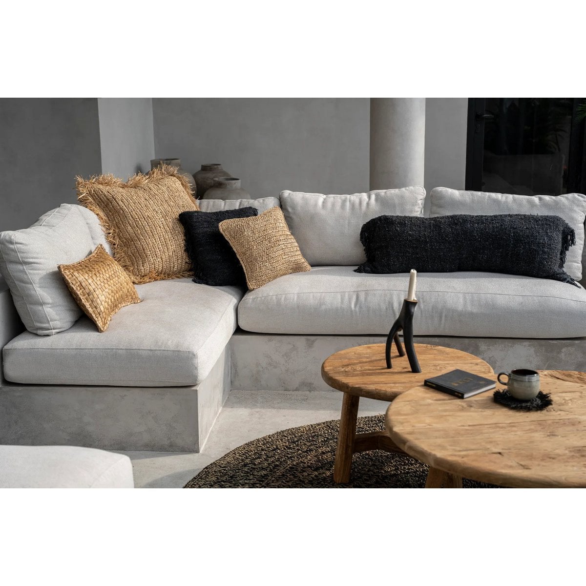Großer Kissenbezug aus Raffia in Naturton, 60 × 60 cm | VIA X SELECTION