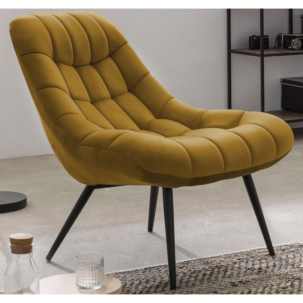 Loungesessel aus Samt senfgelb mit XXL-Sitzfläche | VIA X SELECTION