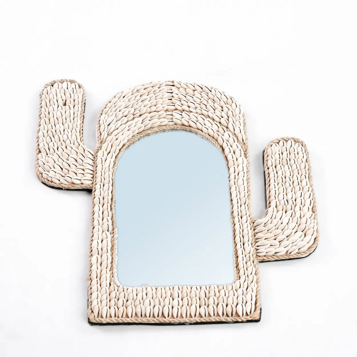 Kaktus-Wandspiegel mit Kaurimuscheln weiß, 38 × 40 cm | VIA X SELECTION