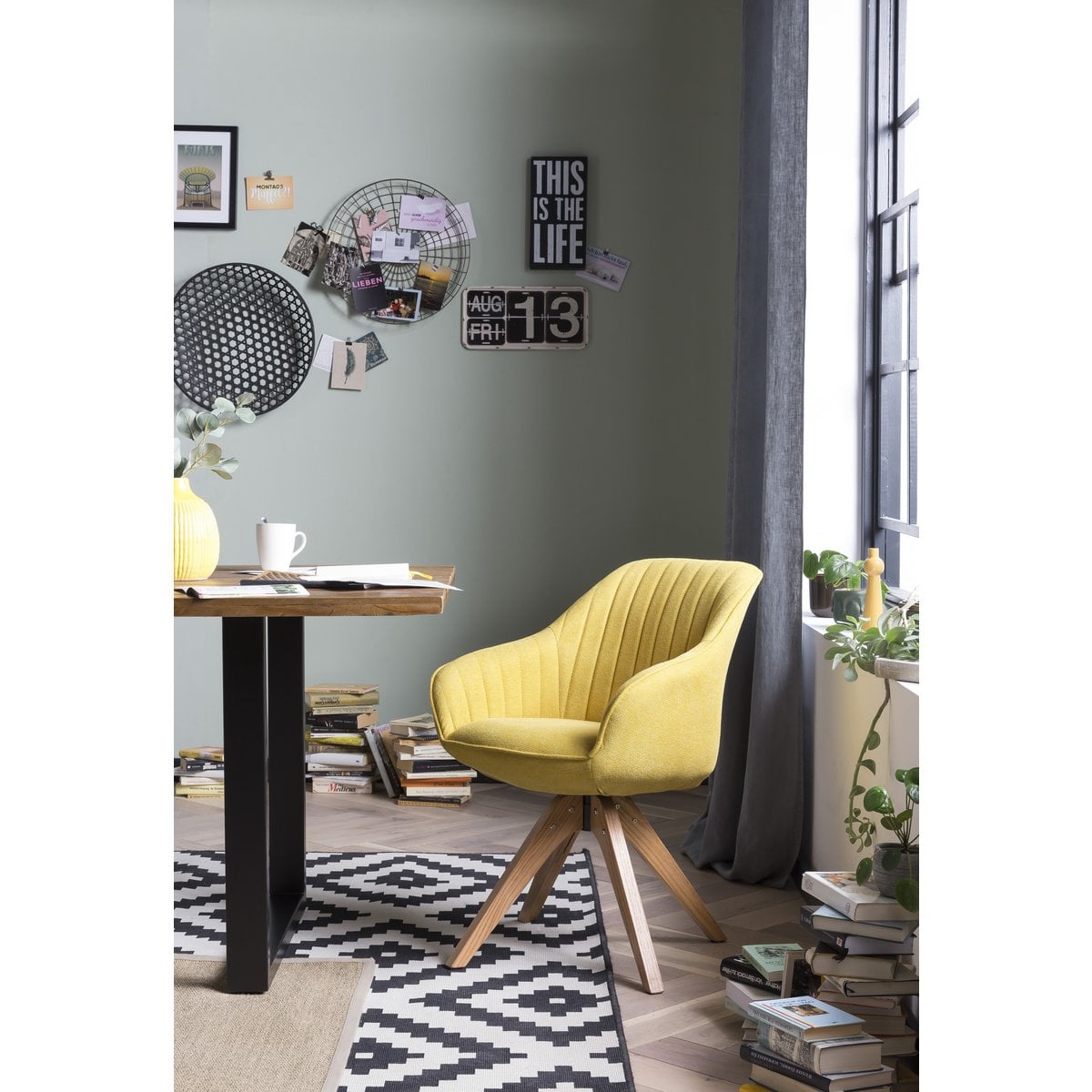 Drehstuhl mit Armlehnen in Senfgelb und Eichenholzgestell | VIA X SELECTION