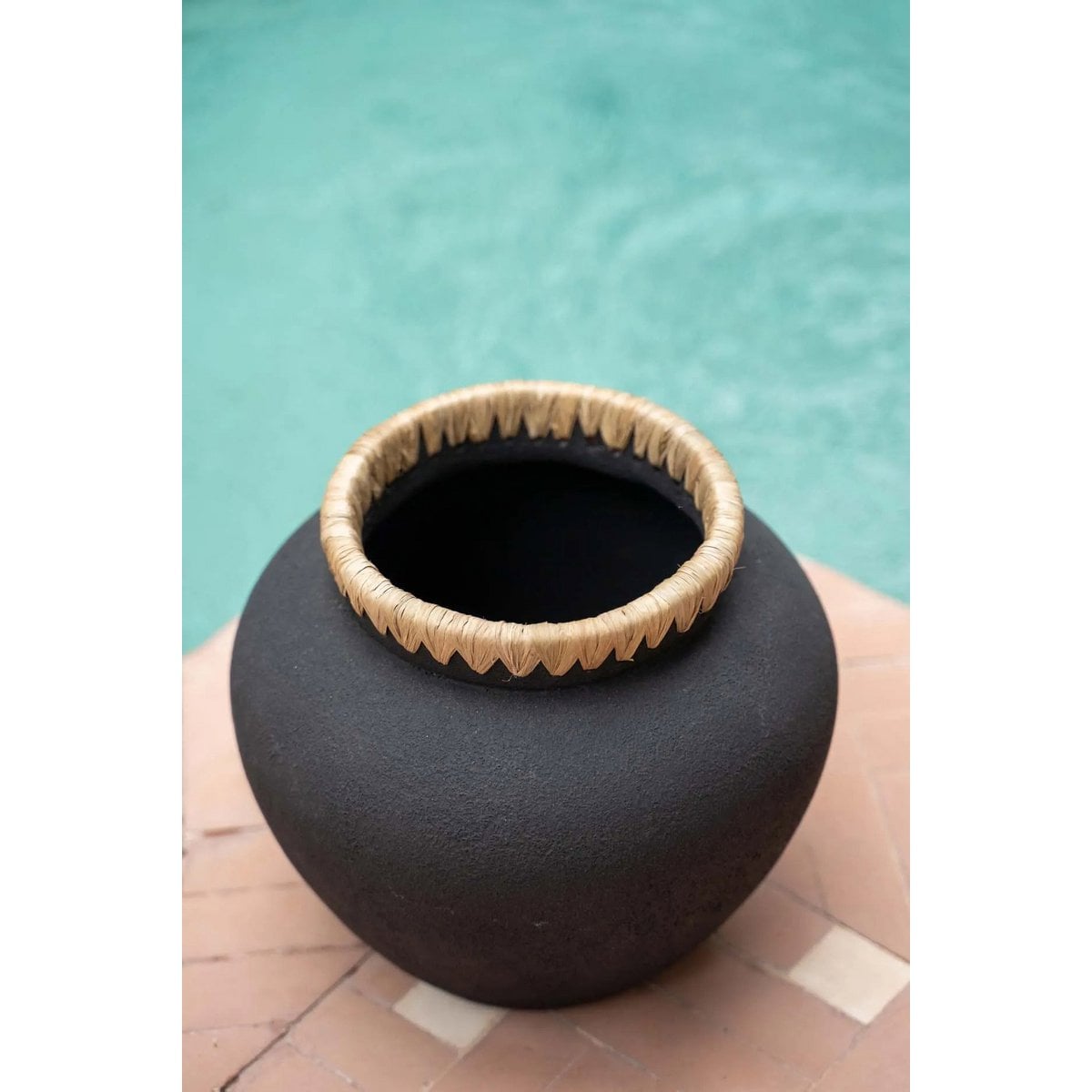 Breite Terrakotta-Vase mit Raffia-Detail | VIA X SELECTION