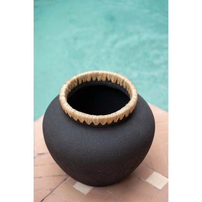 Breite Terrakotta-Vase mit Raffia-Detail | VIA X SELECTION