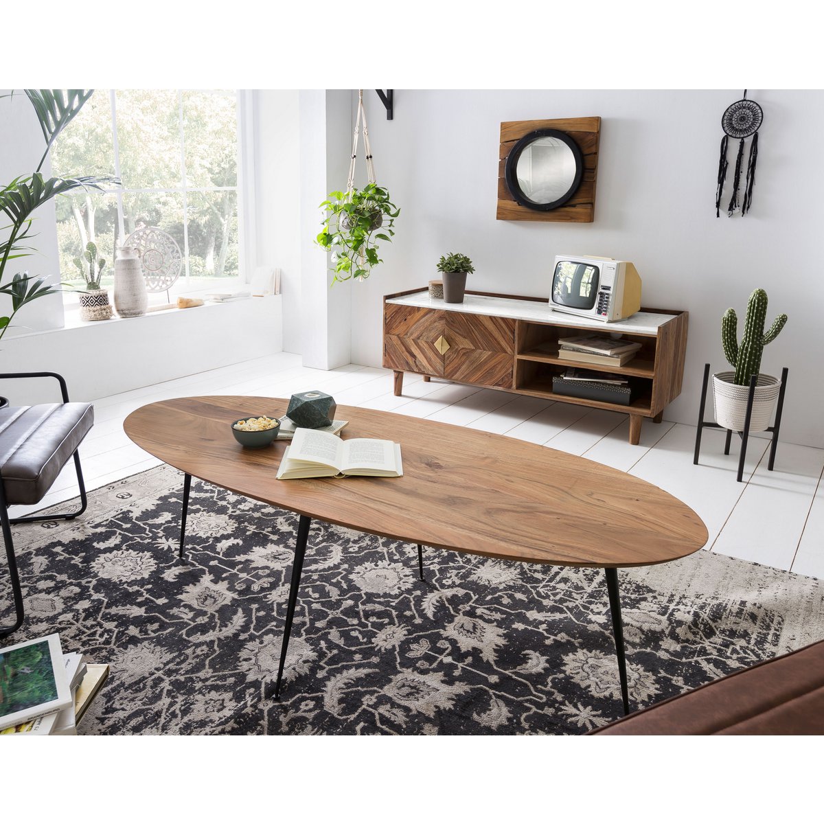 Ovaler Couchtisch aus Akazienholz und Metall, 150 × 60 × 45 cm | VIA X SELECTION