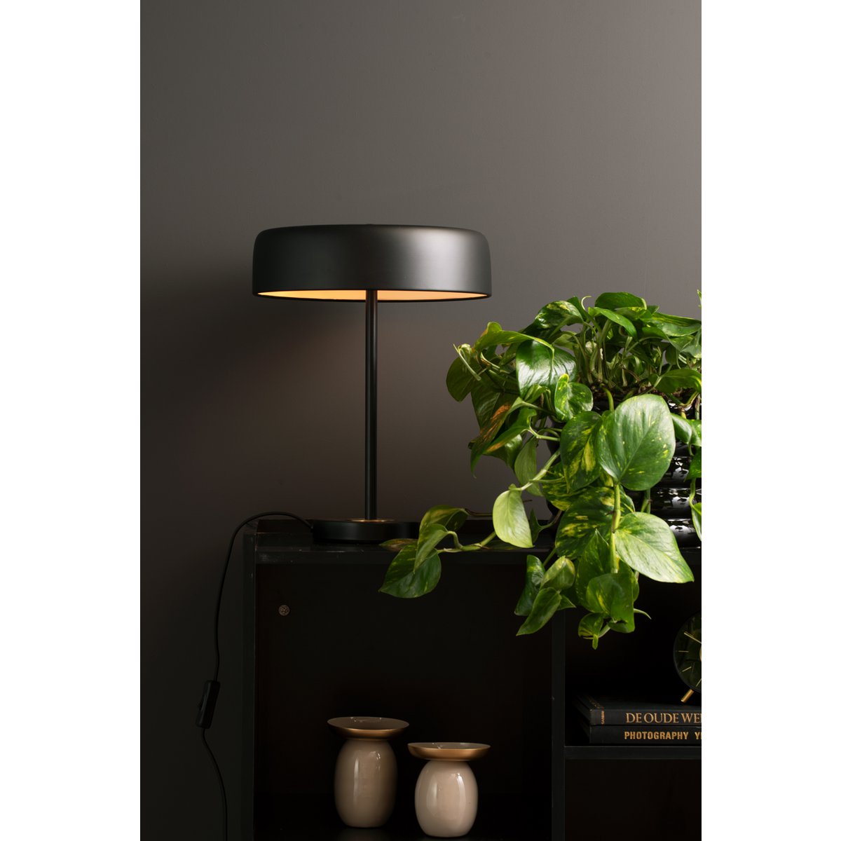 Leitmotiv Gold Disc Tischleuchte in Schwarz | VIA X SELECTION