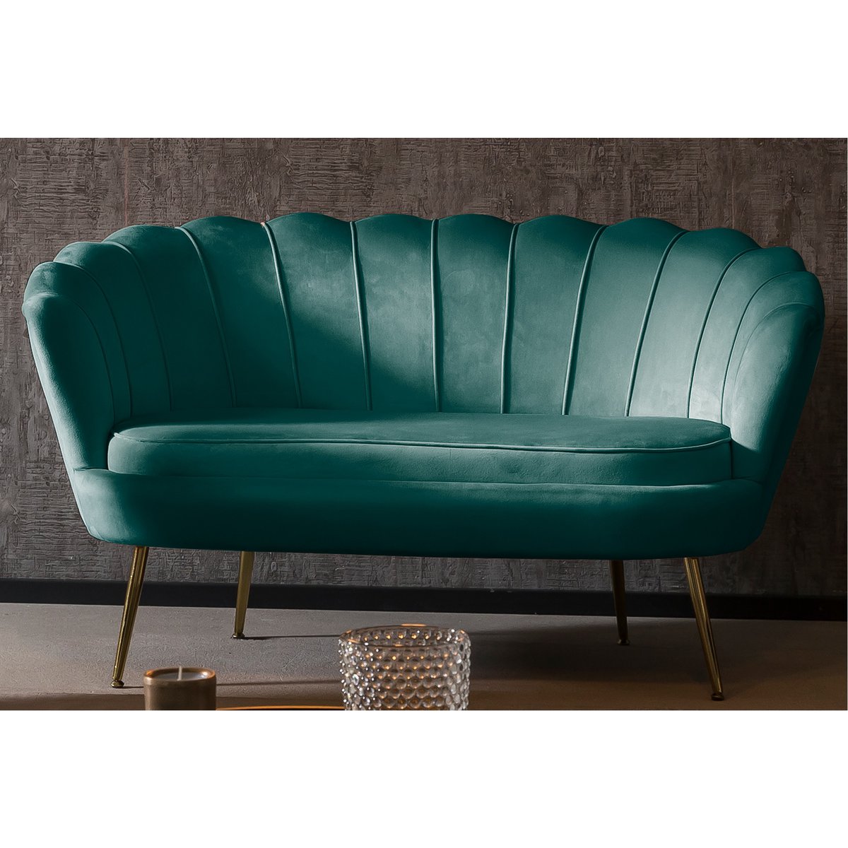 Muschelsofa in grüner Samtoptik mit goldfarbenem Metallgestell | VIA X SELECTION