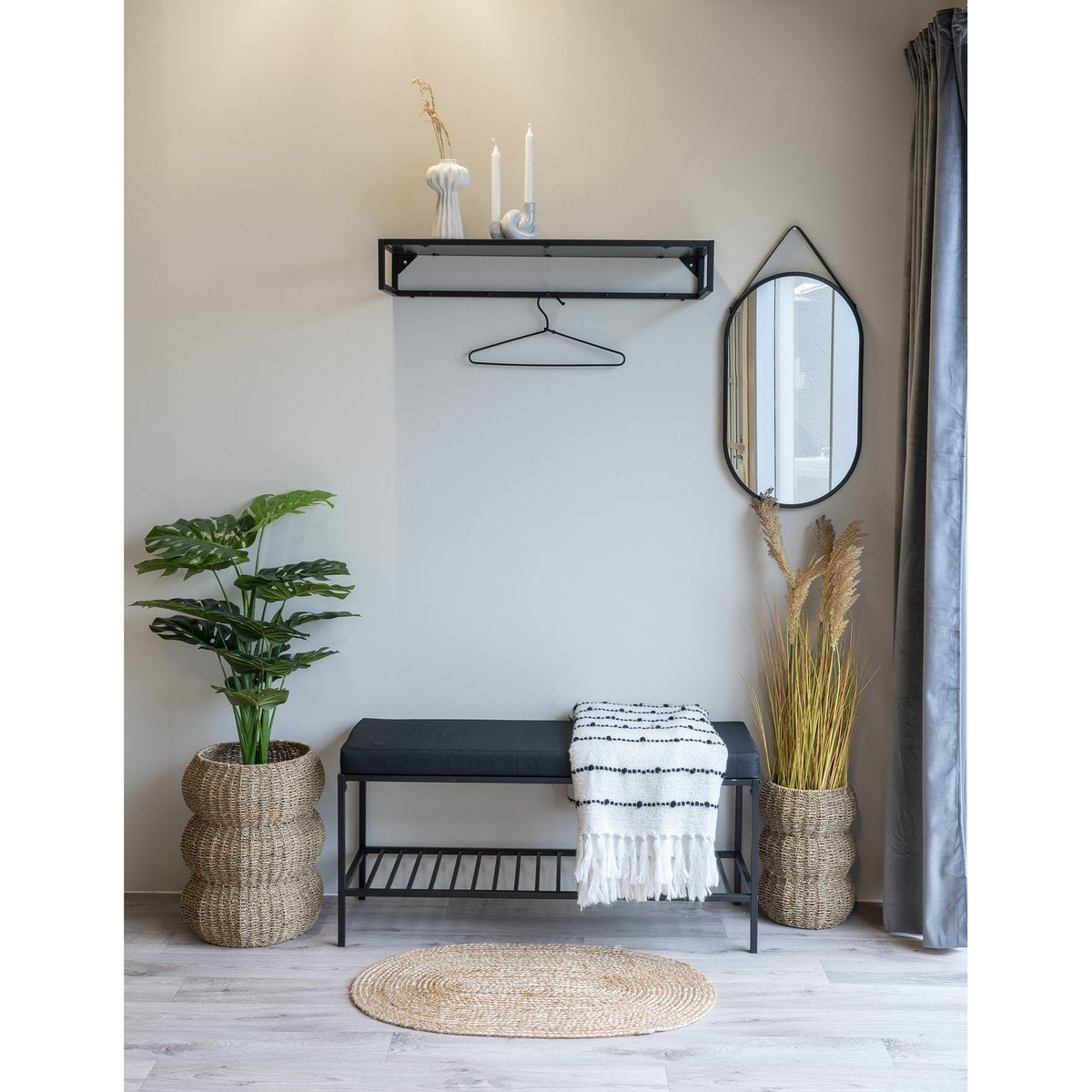 Ovaler Wandspiegel mit schwarzem Rahmen und Riemen, 35 × 60 cm | VIA X SELECTION