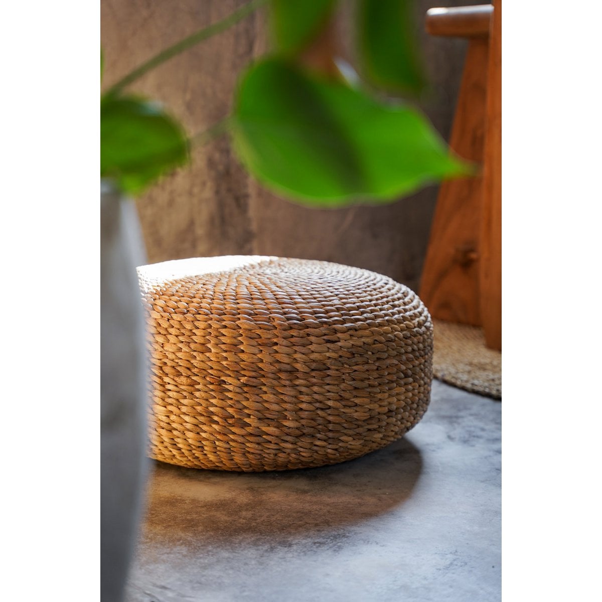 Pouf aus Wasserhyazinthe in Natur | VIA X SELECTION