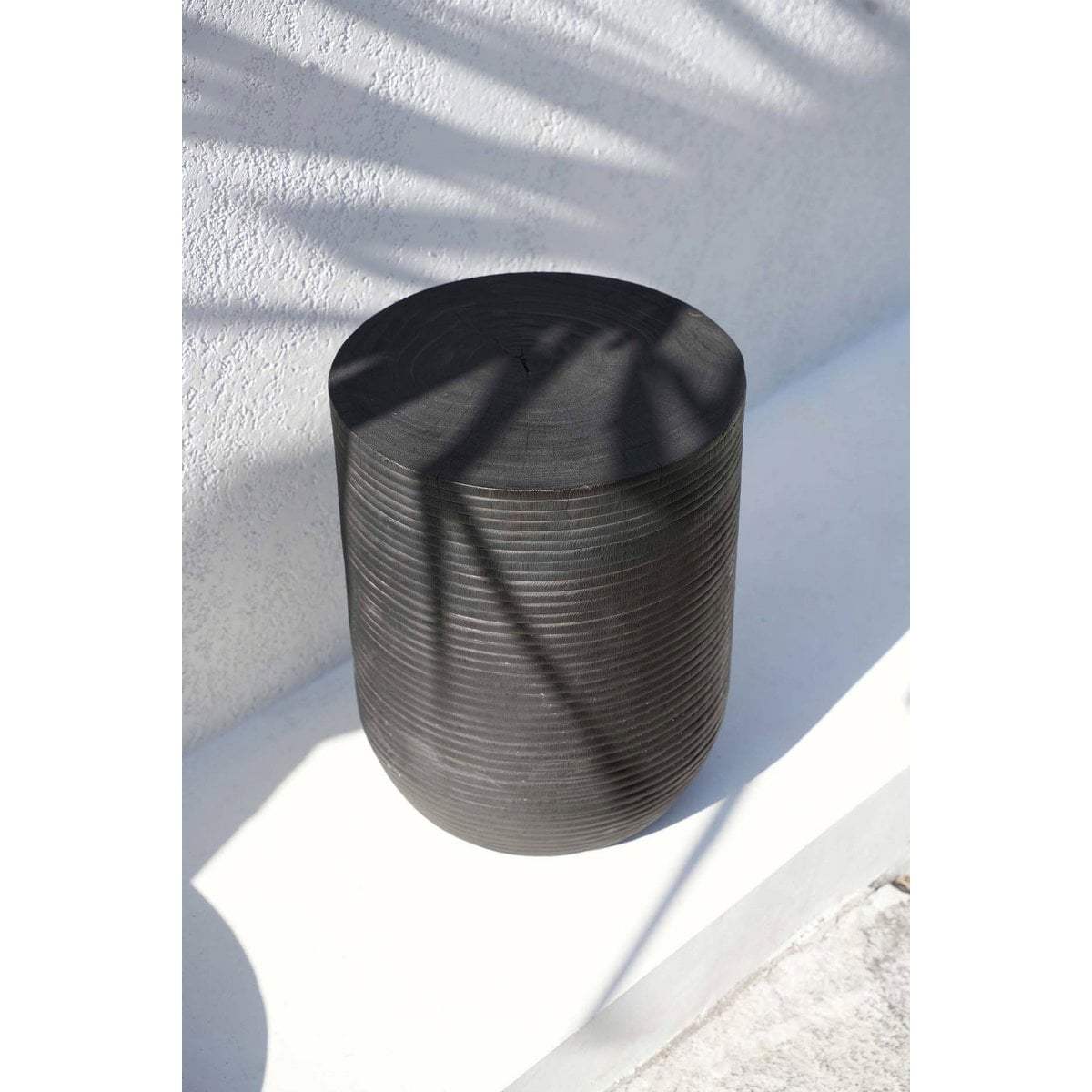 Hocker aus Suarholz schwarz mit glatter Form | VIA X SELECTION