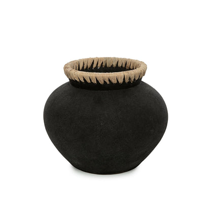 Breite Terrakotta-Vase mit Raffia-Detail | VIA X SELECTION