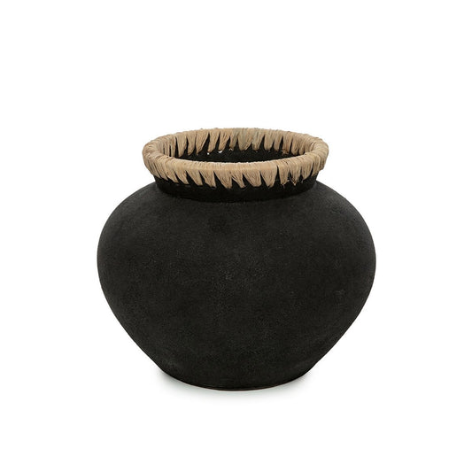 Breite Terrakotta-Vase mit Raffia-Detail | VIA X SELECTION