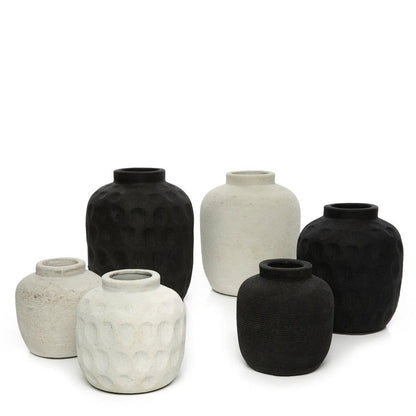 Schwarze Terrakotta-Vase in kompakter Form | VIA X SELECTION