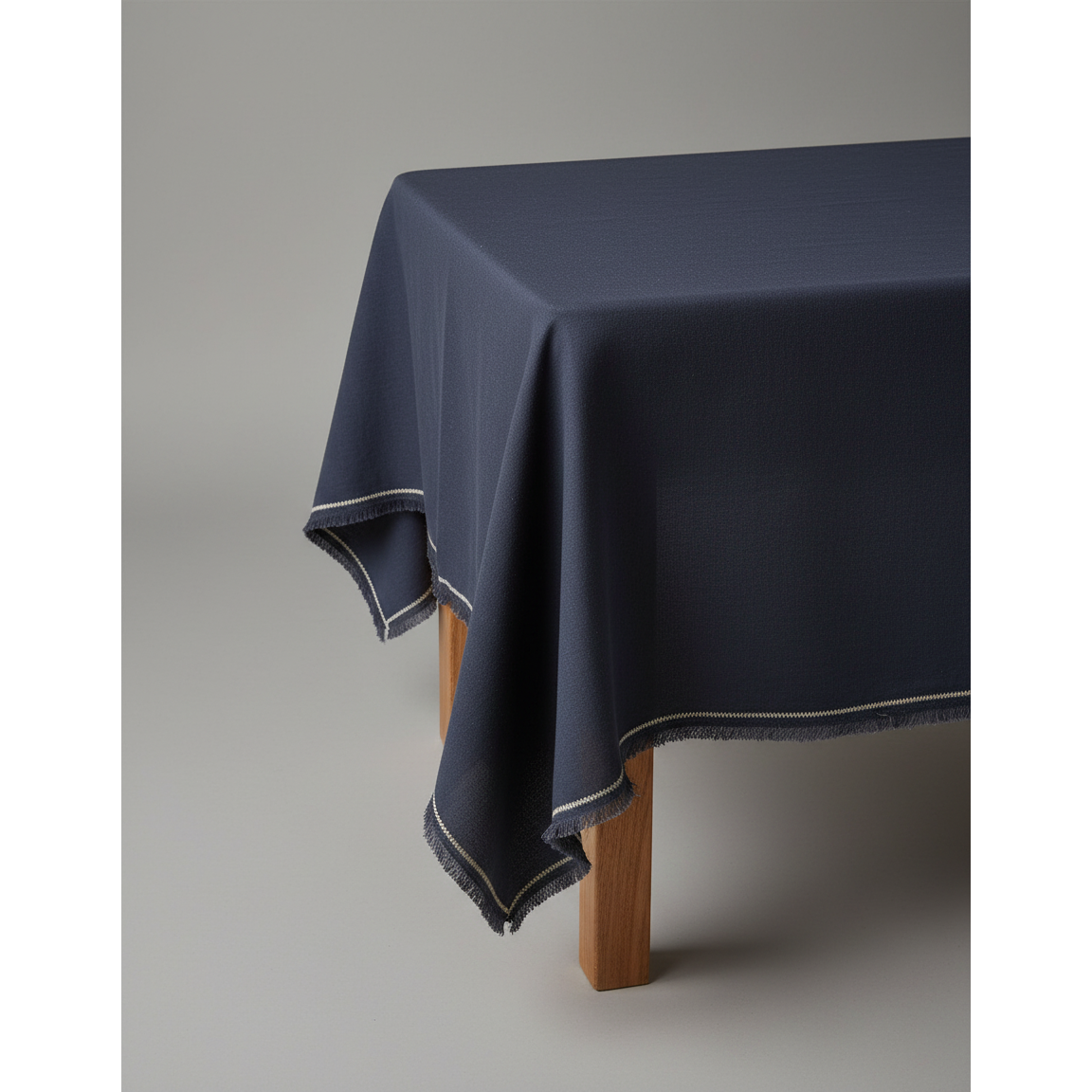 Leinentischdecke in Schwarz-Natur, 150 × 250 cm | VIA X SELECTION