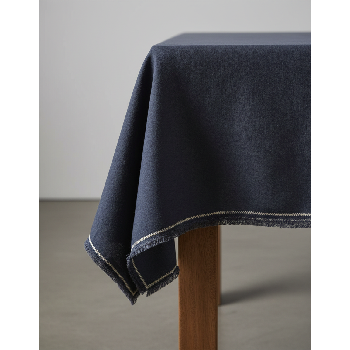 Leinentischdecke in Schwarz-Natur, 150 × 300 cm | VIA X SELECTION