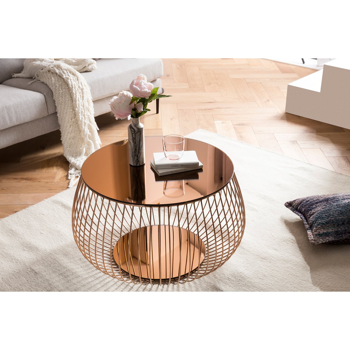 Runder Couchtisch mit roségoldener Spiegelplatte und Korbgestell, Ø, 72 × 42 cm | VIA X SELECTION