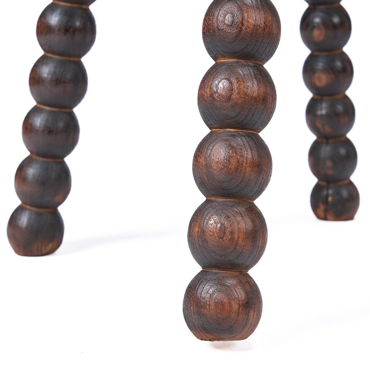 Hocker aus Mangoholz dunkelbraun mit skulpturaler Form | VIA X SELECTION
