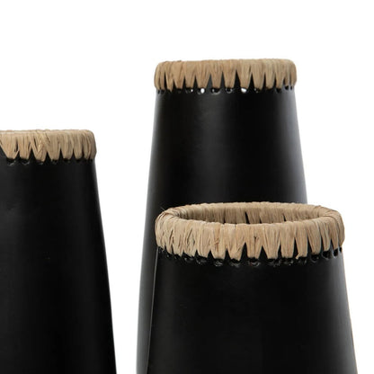 Schmale Terrakotta-Vase mit Raffia-Detail | VIA X SELECTION