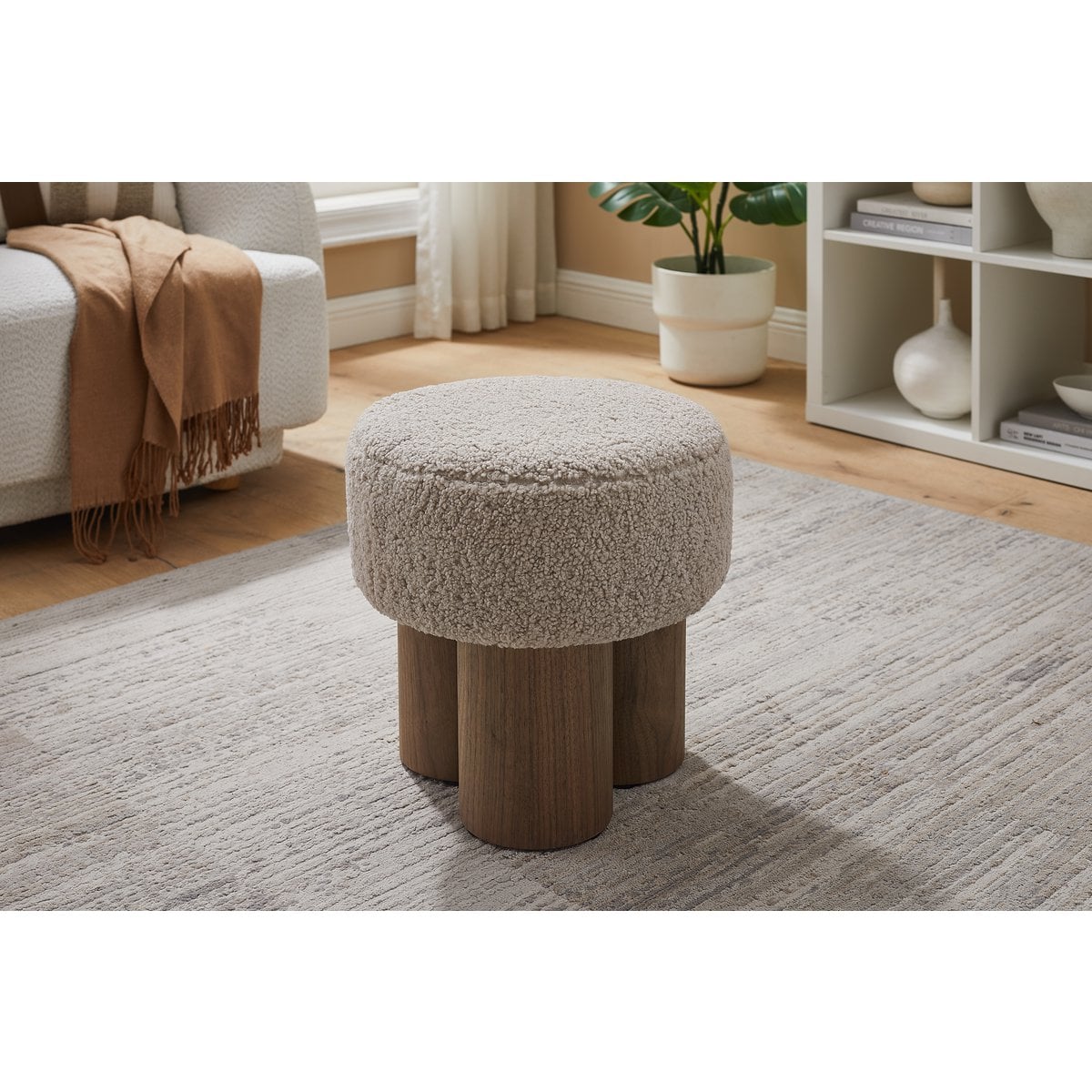 Teddy-Pouf mit Holzsockel Braun | VIA X SELECTION