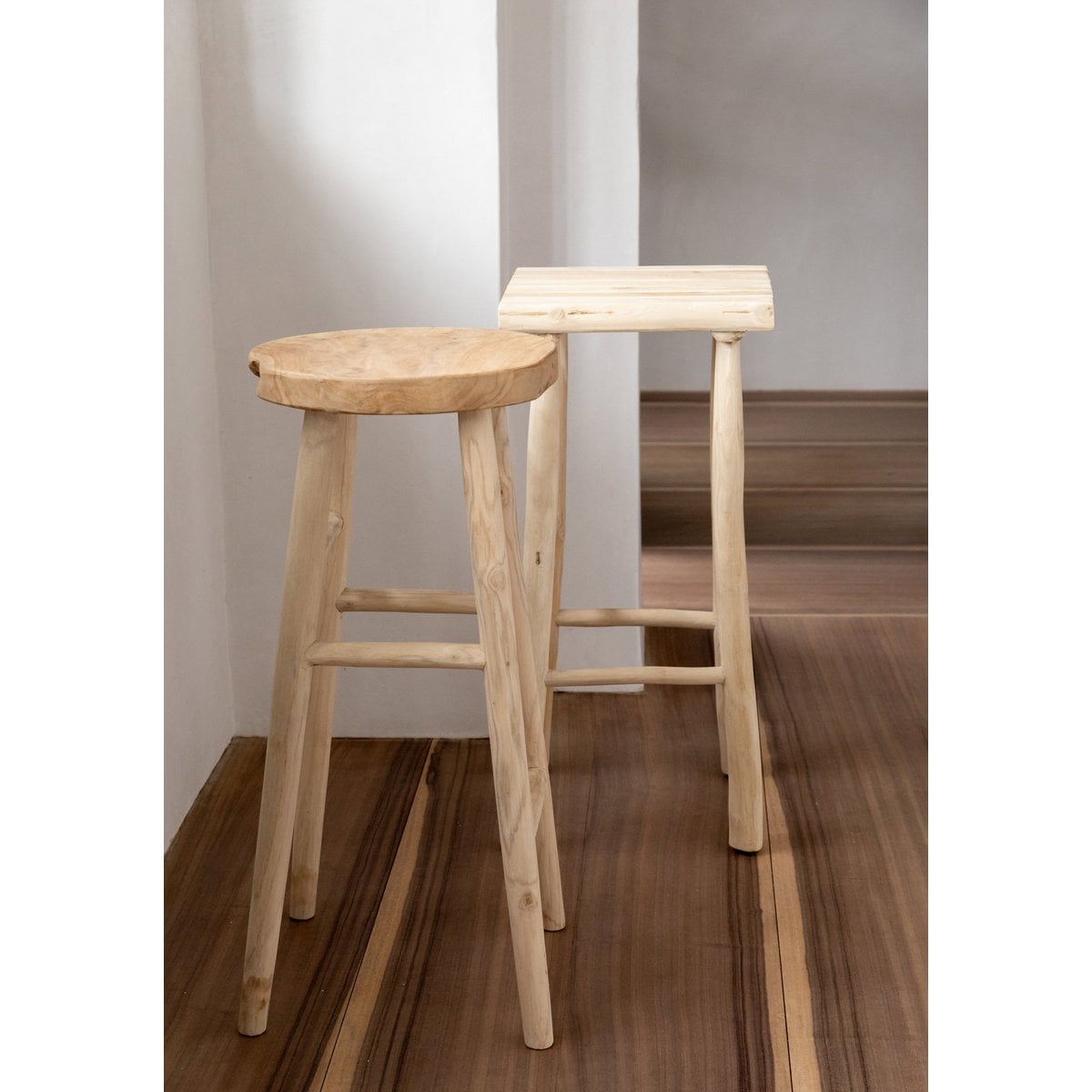Barhocker aus Teakholz natur mit rustikaler Oberfläche | VIA X SELECTION