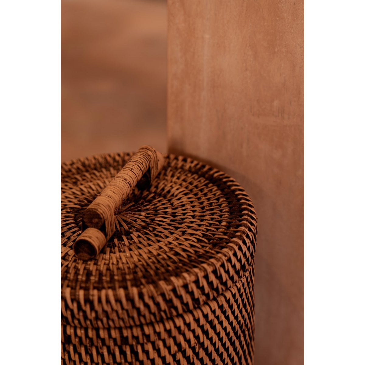 Aufbewahrungskorb aus Rattan natur-braun mit Deckel, 20 × 20 × 33 cm | VIA X SELECTION