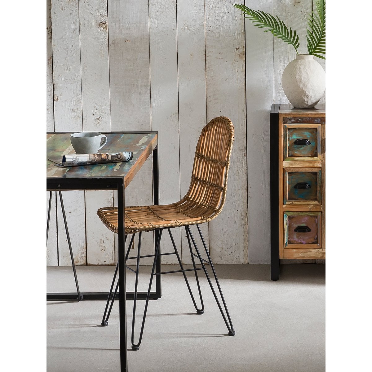 Esszimmerstuhl aus naturbelassenem Rattan mit schwarzem Metallgestell | VIA X SELECTION
