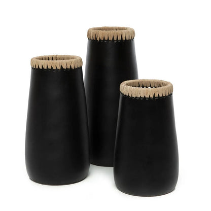 Schmale Terrakotta-Vase mit Raffia-Detail | VIA X SELECTION