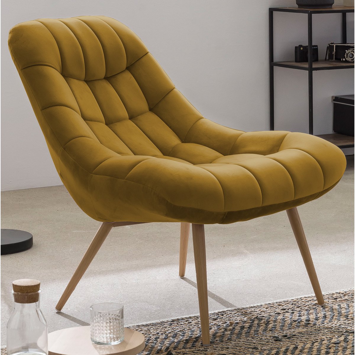 Loungesessel aus Samt senfgelb mit XXL-Sitzfläche | VIA X SELECTION