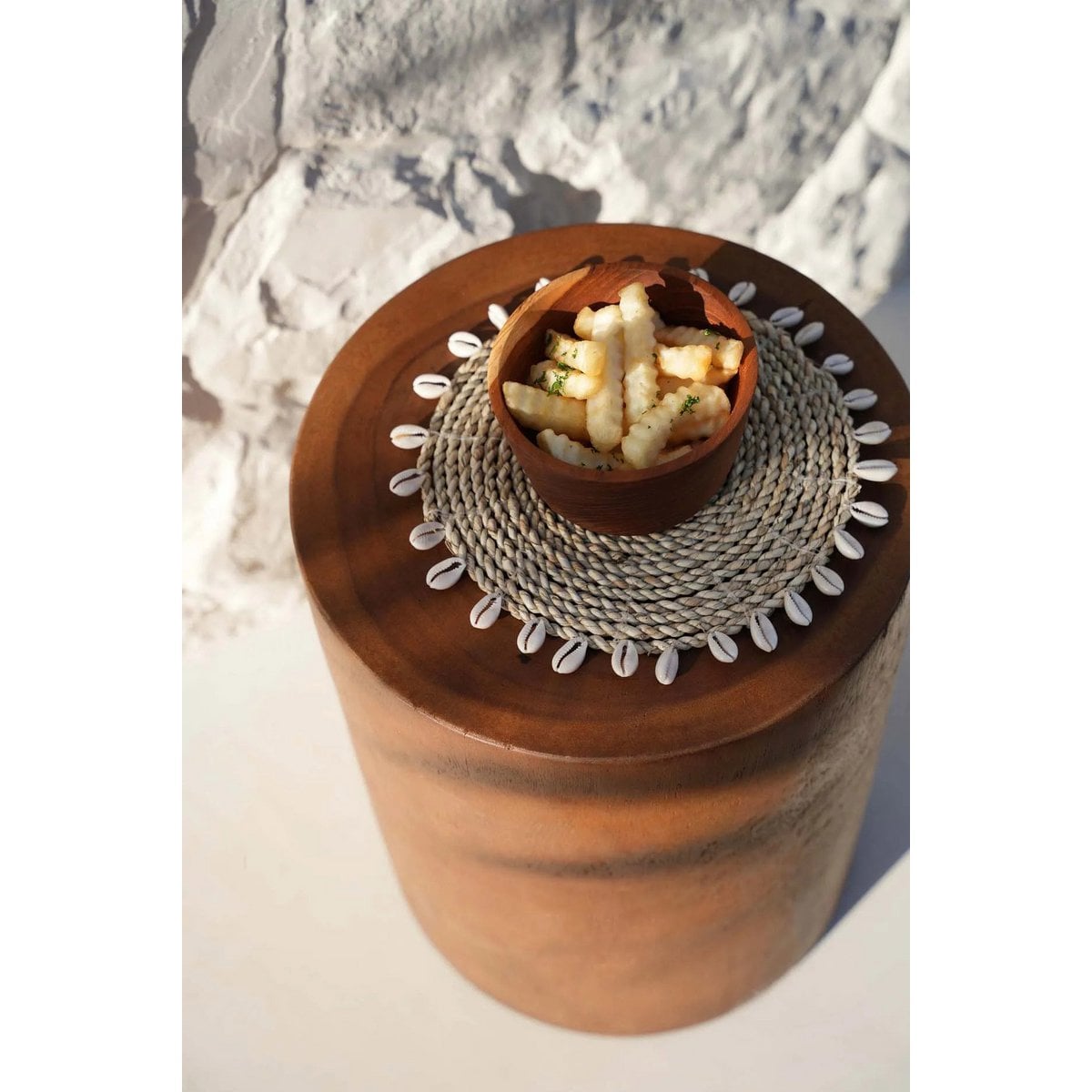Raffia-Untersetzer mit Kaurimuscheln, Ø 23 cm | VIA X SELECTION