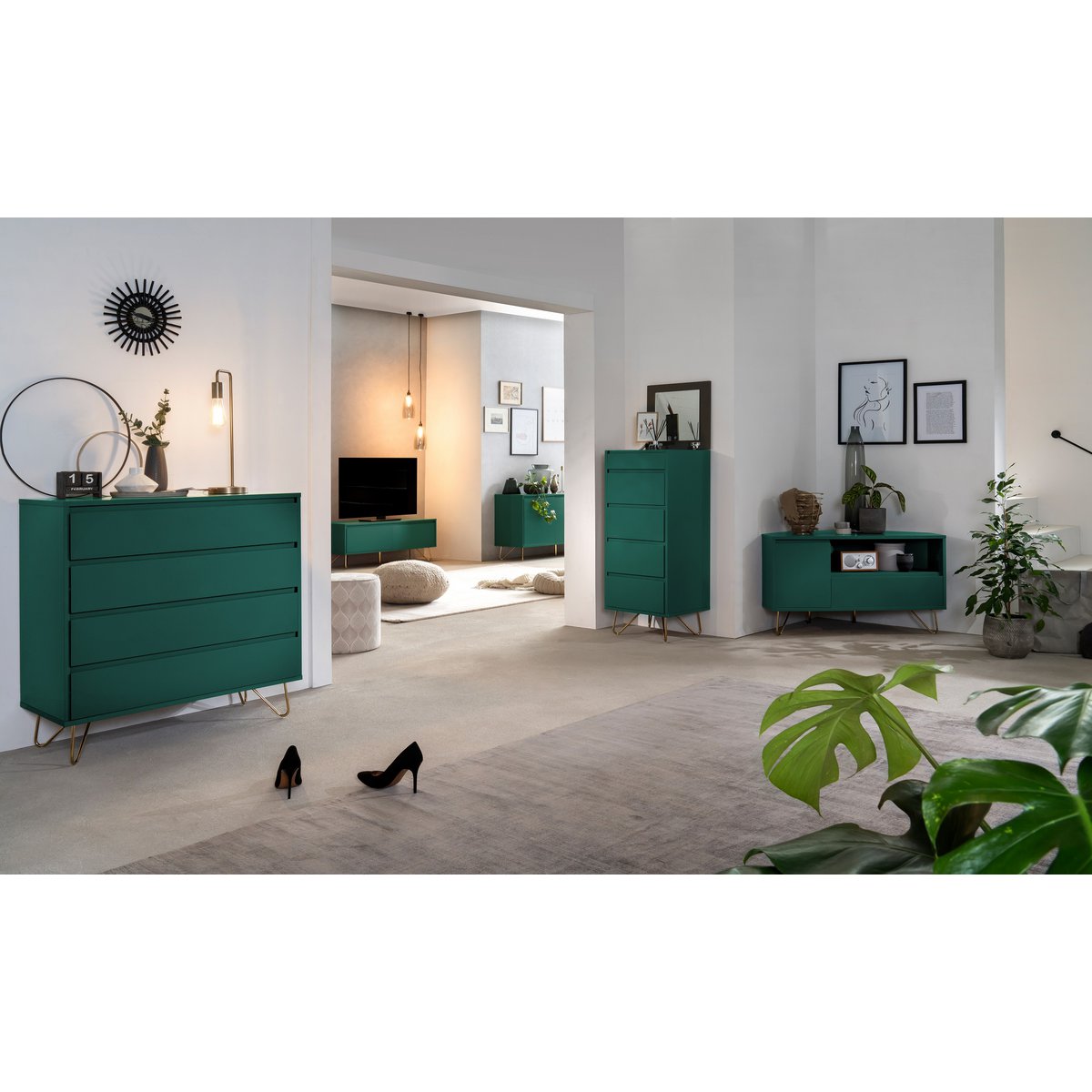 TV-Ecklowboard in Grün mit goldfarbenen Metallbeinen, 100 × 50 × 58 cm | VIA X SELECTION
