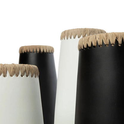Schmale Terrakotta-Vase mit Raffia-Detail | VIA X SELECTION