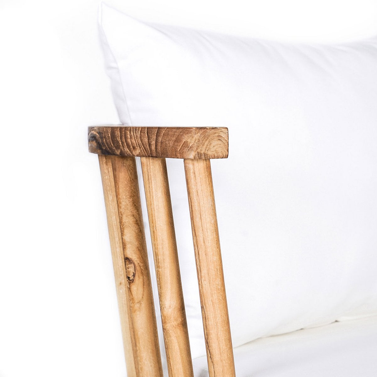 Loungesessel aus recyceltem Teakholz in Naturweiß mit skulpturalem Rahmen | VIA X SELECTION