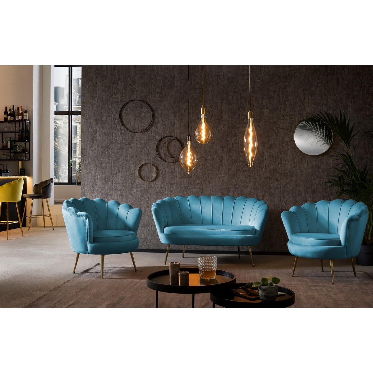 Muschelsessel aus Samt blau mit goldfarbenem Gestell | VIA X SELECTION