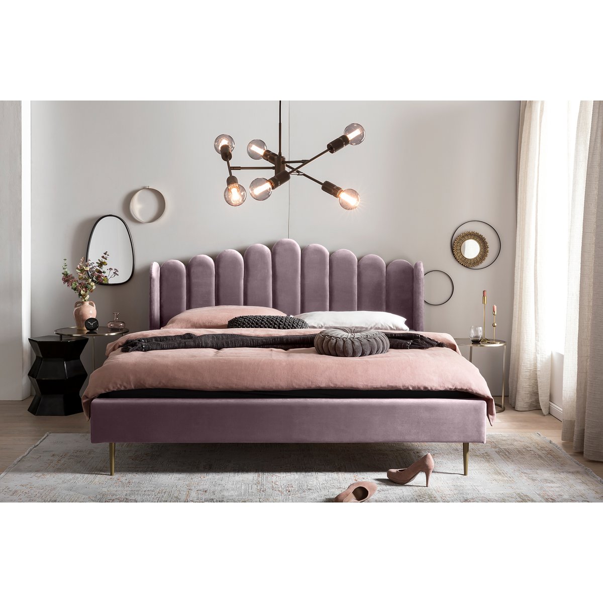 Polsterbett mit Muschel-Kopfteil aus violettem Samt, 180 × 200 cm | VIA X SELECTION