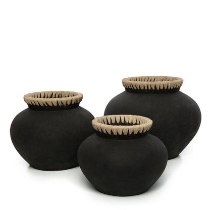 Breite Terrakotta-Vase mit Raffia-Detail | VIA X SELECTION